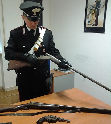 carabiniere e armi sequestrate.jpg