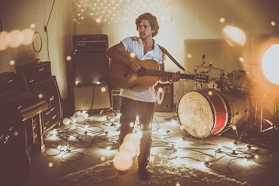 Jack Savoretti alla chitarra