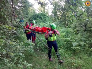 Soccorso Cnsas su sentiero montano