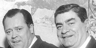 Edmund “Eddie” Suez, a destra, con l’attore Mickey Shaughnessy