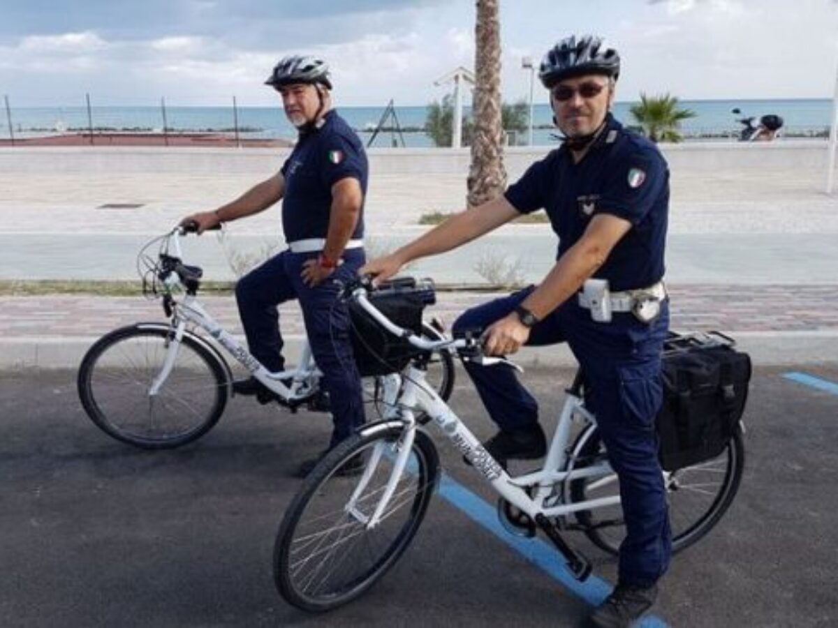 Vigili urbani in bici sul lungomare di Termoli - Main Image