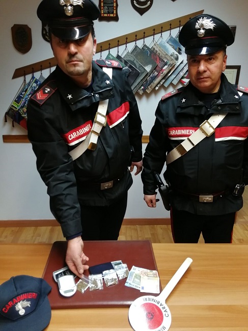 Isernia, droga in villa comunale: fermati due giovani