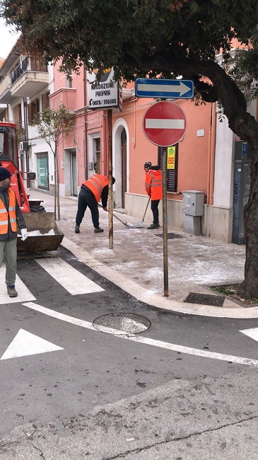 Termoli, maltempo: puliti marciapiedi e strade dal ghiaccio