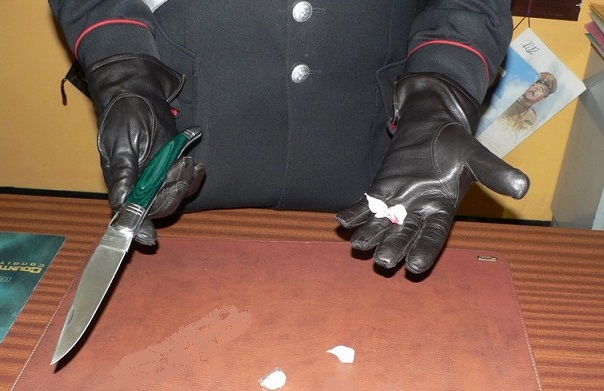 coltello e droga