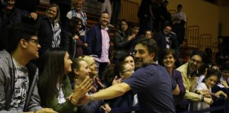 coach Sabatelli riceve il cinque dei tifosi