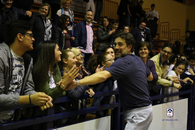 coach Sabatelli riceve il cinque dei tifosi