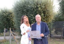 Martina Di Maria, miss Venere 2018, premiata da Papa confetti