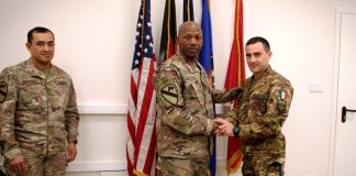 Il Maggiore Garzone e il Combat Sergeant Major di CSTC-A durante la premiazione