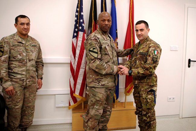 Il Maggiore Garzone e il Combat Sergeant Major di CSTC-A durante la premiazione