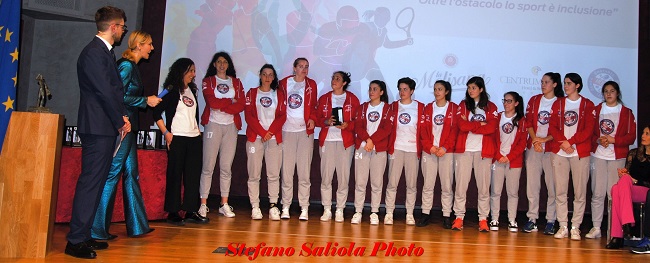 Il roster rossoblù con la presidente Palmieri