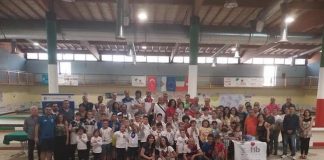 gruppo bambini con genitori gara bocce summer Day