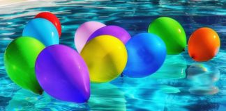 palloncini colorati piscina