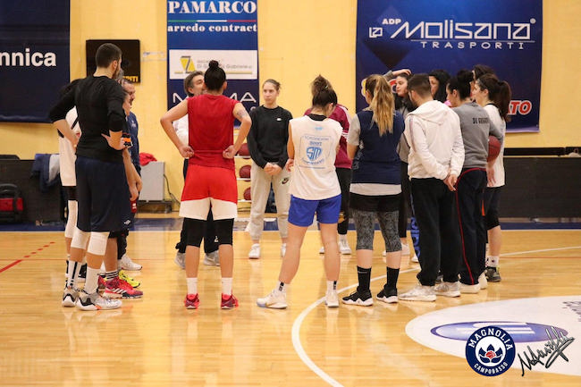 coach mimmo sabatelli parla al gruppo