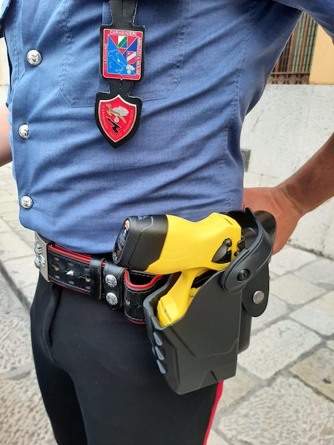 pistola taser