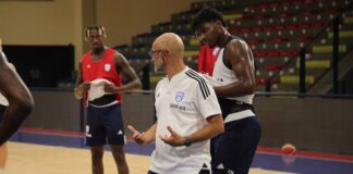 Coach Vitucci spiega un movimento