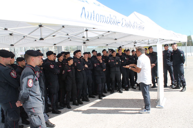 lezione sul piazzale dello stadio