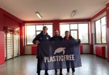 Leonardo Nonni, Giuseppe Fabbiano e Luis Maldonado in posa con la bandiera Plastic Free