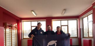 Leonardo Nonni, Giuseppe Fabbiano e Luis Maldonado in posa con la bandiera Plastic Free