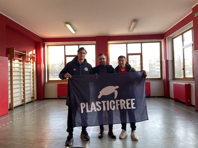 Leonardo Nonni, Giuseppe Fabbiano e Luis Maldonado in posa con la bandiera Plastic Free