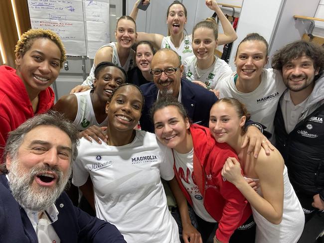 gruppo rossoblù festeggia il quarto postodi fine regular season