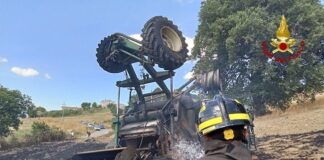 incendio mietitrebbia