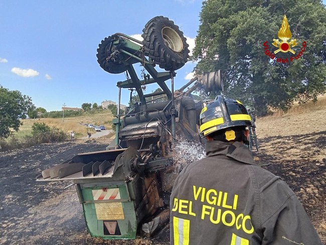 incendio mietitrebbia