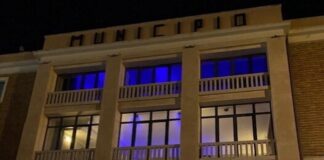 comune illuminato di blu