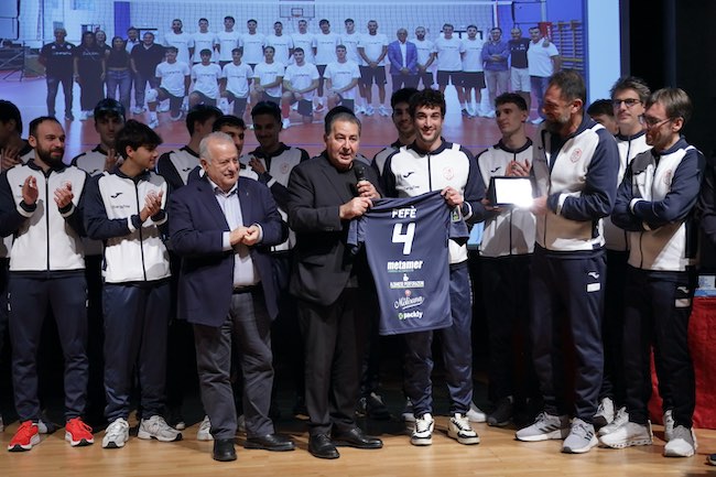 de giorgi riceve l'omaggio del club rossoblu