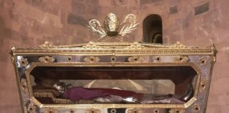 antica urna che custodisce il corpo di san basso termoli