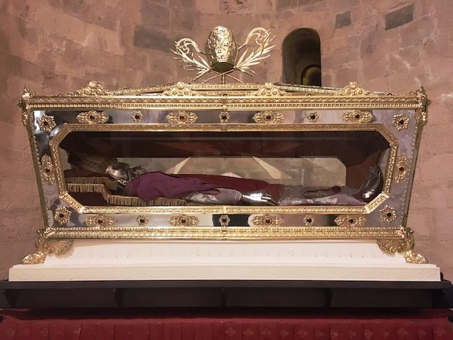 antica urna che custodisce il corpo di san basso termoli