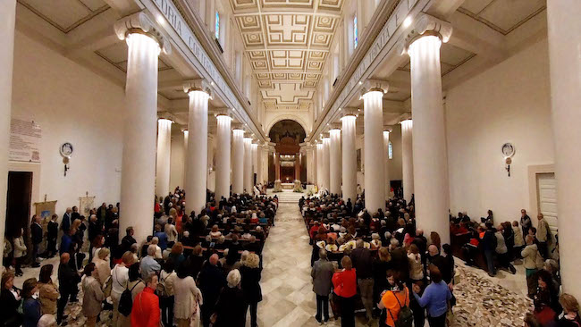 cattedrale interno con fedeli