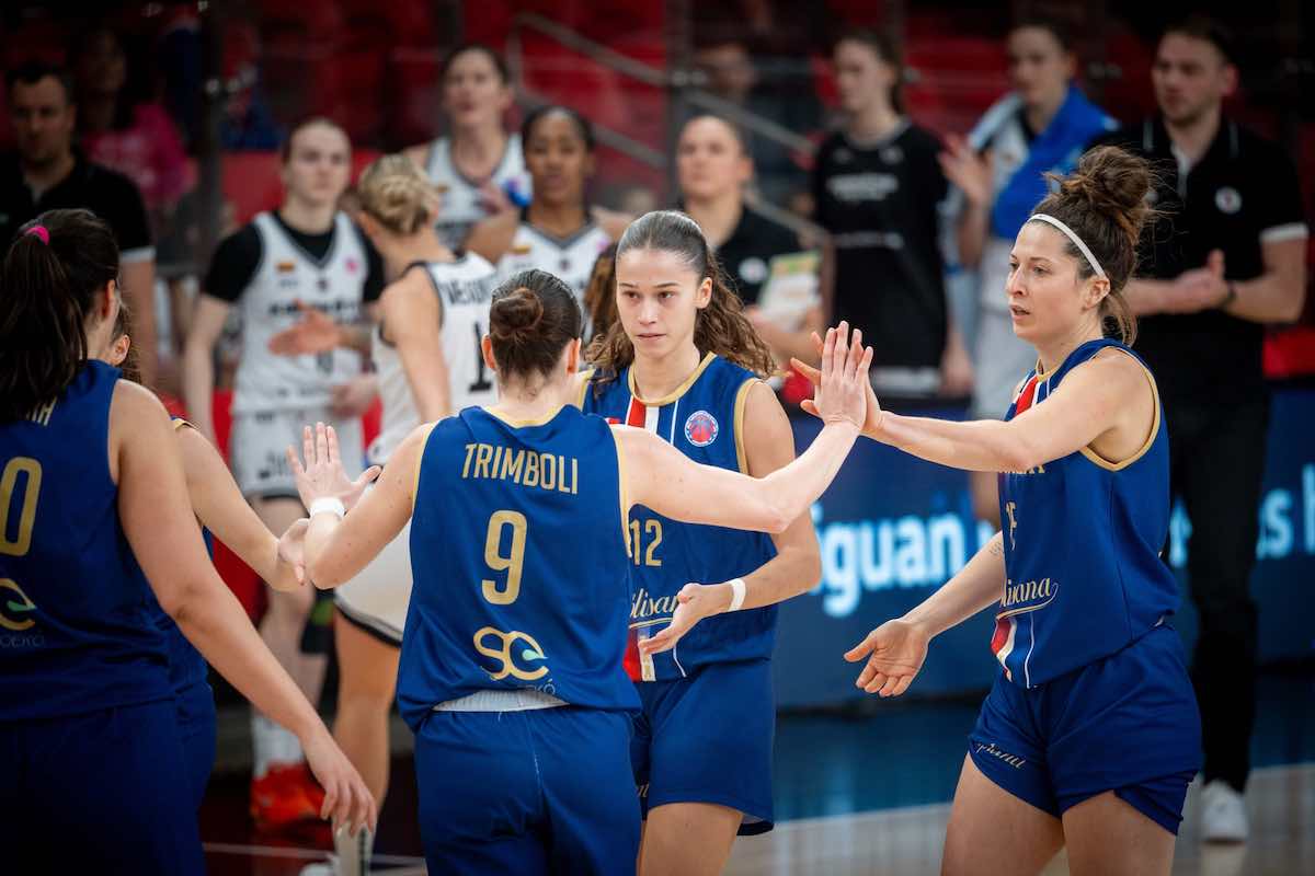 giocatrici rossoblù si scambiano il cinque