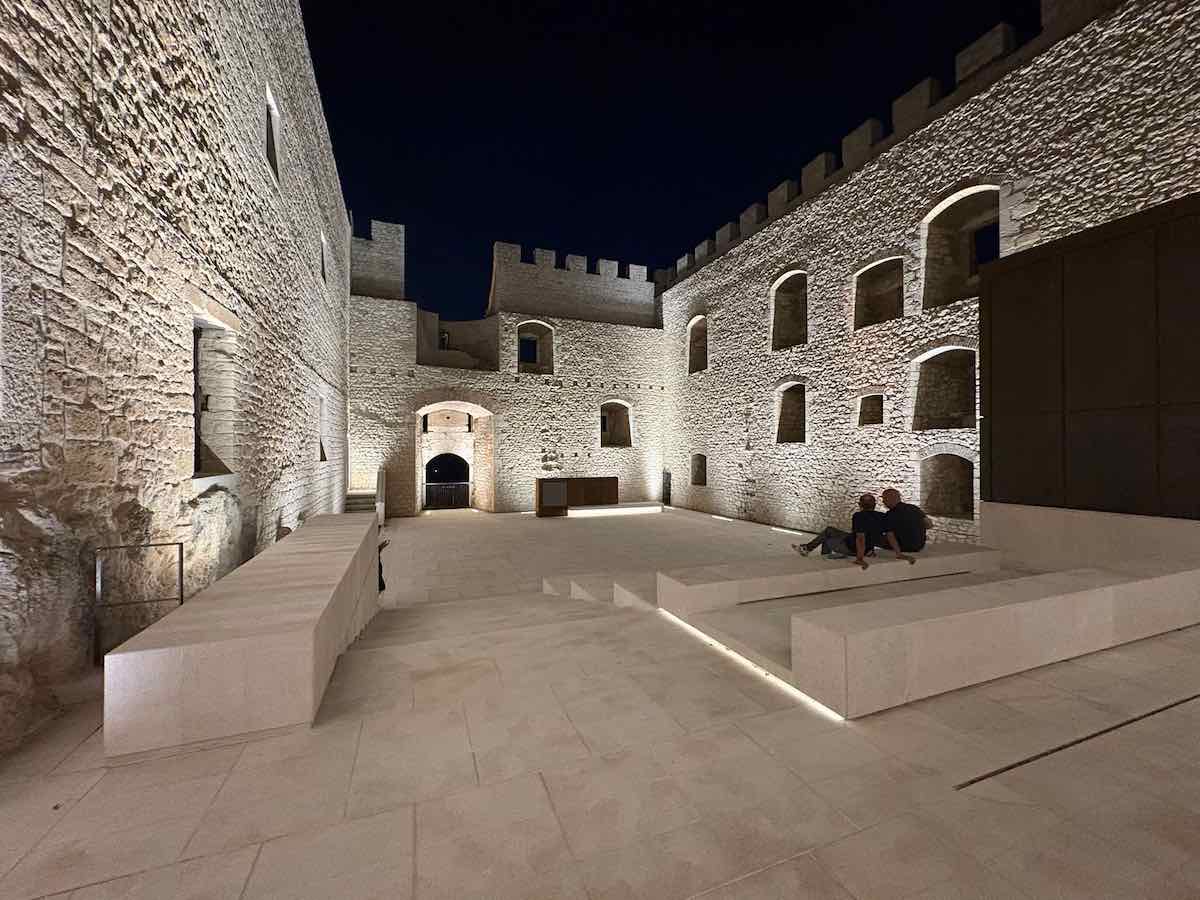 castello monforte illuminato