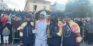 Termoli accoglie la Fiamma Olimpica: festa per Milano‑Cortina 2026 gruppo fiaccola cortina