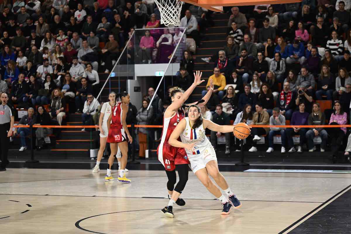 madera lotta sotto canestro