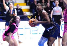 Reshanda Gray combatte sotto canestro