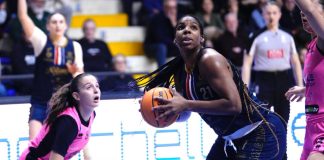 Reshanda Gray combatte sotto canestro