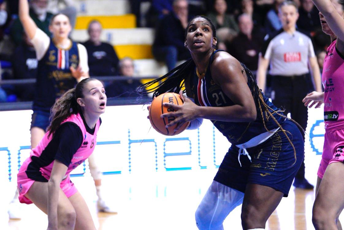 Reshanda Gray combatte sotto canestro