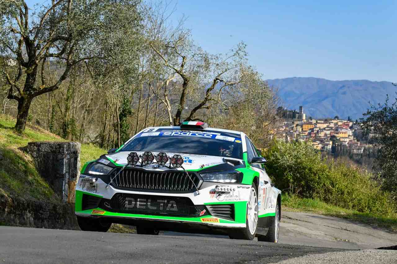 testa in azione sulle strade toscane