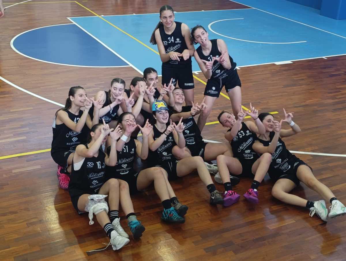 magnolia con mascotte pikachu pokemon