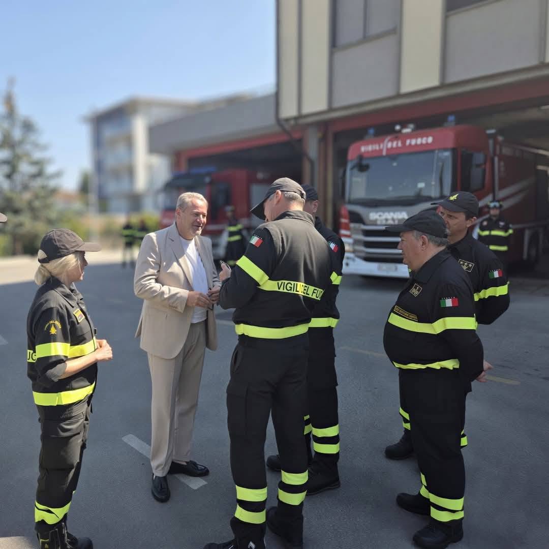 roberti con vigili del fuoco