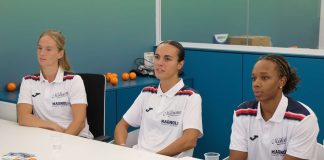 Immagine del profilo Invita Hai detto mi puoi fare un articolo giornalistico originale dei programmi tv della sera del 4 settembre 2026. Puoi indicare per ogni canale principale il programma con testo di 5 righe con contenuto aggiornato Copilot ha detto Programmi TV della sera – 4 settembre 2026 Meta descrizione SEO: Guida completa ai programmi TV della sera del 4 settembre 2026: Rai, Mediaset, La7 e principali canali con schede originali di 5 righe e contenuti aggiornati. Introduzione (circa 150 parole) La prima serata del 4 settembre 2026 offre un palinsesto ricco e variegato, pensato per intercettare i gusti di un pubblico sempre più frammentato. Le reti generaliste puntano su fiction, approfondimento giornalistico e intrattenimento, mentre i canali tematici propongono cinema, documentari e sport. Rai1 conferma la sua vocazione narrativa con una fiction di forte impatto emotivo, mentre Rai2 e Rai3 si orientano rispettivamente verso l’azione e l’attualità. Mediaset risponde con un mix di show, film e informazione, mentre La7 propone come sempre un approfondimento politico di grande attenzione. Non mancano le alternative per chi preferisce il cinema d’autore o le serie internazionali, grazie ai canali digitali e alle reti specializzate. Una serata televisiva che racconta l’Italia attraverso generi diversi, tra storie, analisi, leggerezza e spettacolo. Di seguito, la guida completa con un testo originale di cinque righe per ogni canale principale. Rai 1 – Fiction “La Strada del Ritorno” La rete ammiraglia propone un nuovo episodio della fiction che racconta la rinascita di una donna dopo un lungo percorso personale. La puntata affronta temi familiari e sociali con un taglio realistico. Le interpretazioni regalano intensità emotiva e ritmo narrativo. La regia valorizza ambientazioni e dialoghi. Una proposta pensata per un pubblico ampio e attento alle storie umane. Approfondisci Rai 1 Rai 2 – Serie “Operazione Sigma” Azione e tensione dominano la serata di Rai2 con un episodio della serie investigativa che segue una task force internazionale. La trama ruota attorno a un’operazione segreta in Europa. Il ritmo serrato e le sequenze dinamiche mantengono alta l’attenzione. I personaggi affrontano dilemmi morali e scelte difficili. Ideale per chi ama thriller moderni. Approfondisci Rai 2 Rai 3 – “Report Speciale” Rai3 dedica la serata a un’inchiesta speciale su economia e nuove tecnologie. Il programma analizza dati, testimonianze e scenari futuri. L’approfondimento è arricchito da interviste a esperti e cittadini. Il taglio giornalistico resta rigoroso e documentato. Una proposta per chi cerca contenuti informativi di qualità. Approfondisci Rai 3 Rete 4 – “Dritto e Rovescio” Paolo Del Debbio torna con il talk dedicato ai temi politici e sociali più discussi della settimana. Ospiti, confronti e collegamenti animano la puntata. Il dibattito è acceso e spesso polarizzato. Ampio spazio alle domande del pubblico. Una serata di confronto diretto e senza filtri. Approfondisci Rete4 Canale 5 – Film “La Promessa” Canale 5 propone un film drammatico che racconta una storia d’amore ostacolata da scelte difficili. La narrazione alterna momenti intensi e riflessioni personali. Le interpretazioni sostengono la tensione emotiva. La fotografia valorizza atmosfere e paesaggi. Un titolo pensato per chi cerca emozioni forti. Approfondisci Canale5 Italia 1 – “Chicago Fire” La rete giovane Mediaset trasmette un episodio della serie dedicata ai vigili del fuoco di Chicago. Azione, emergenze e rapporti umani si intrecciano. Le scene di intervento sono spettacolari e ben costruite. La puntata approfondisce anche le dinamiche interne del team. Una scelta ideale per gli appassionati di drama e adrenalina. Approfondisci Italia1 La7 – “Piazzapulita” Corrado Formigli guida una nuova puntata del talk politico che analizza i fatti della settimana. Inchieste, ospiti e reportage arricchiscono la serata. Il programma mantiene il suo taglio critico e investigativo. Ampio spazio ai temi economici e sociali. Una proposta per chi vuole capire il presente. Approfondisci La7 Direttore, se desidera posso preparare la versione HTML completa oppure un box sintetico per la home. Modifica in una pagina Hai detto Rai 1 La notte dei Serpenti (Il concertone torna come un grande evento spettacolare capace di accendere i sensi e raccontare l’Abruzzo attraverso la forza della musica e della condivisione. Un concerto che è rito collettivo, dove il suono diventa racconto e la tradizione si trasforma in emozione viva. Sul palco, le nuove voci della scena musicale si intrecciano con i cori e i cantori della tradizione, dando vita a un dialogo potente tra passato e presente. Le melodie antiche si rinnovano, i ritmi si amplificano e l’identità di un territorio prende forma in uno spettacolo immersivo, vibrante, contemporaneo), Rai 2 Basket Mondiali femminili (St 2026 Cechia – Italia Pallacanestro, Coppa del Mondo femminile. In diretta dalla Max-Schmeling-Halle di Berlino (GER) Telecronaca Maurizio Fanelli Commento tecnico Chiara Pastore In studio a Roma Conduce Alessandro Gargiulo Commento tecnico Giulia Rulli), Rai 3 Via Dei Matti n°0 (Stefano Bollani e Valentina Cenni, attraverso la storia di un grande musicista, ci conducono in un viaggio fatto di racconti, canzoni, improvvisazioni e incontri con ospiti speciali. In questa puntata, dedicata a Renato Carosone, insieme a Stefano e Valentina c’è Avi Avital), Rete 4 Quarto grado, Canale 5 L’erede (I Kordagli arrivano per primi al nascondiglio di Dalyan. Il Capo Zyian vuole occuparsi in prima persona dell’esecuzione del nipote. Prima però, visto che Dalyan è giunto alla fine dei suoi giorni, Zyian gli rivela un terribile segreto: allo scopo di diventare l’erede, fu lui a uccidere suo fratello e a rendere orfano Dalyan, facendo poi ricadere la colpa sugli Yelduran. Di lì a poco anche Serhat e i suoi uomini arrivano al nascondiglio, giusto in tempo per ascoltare la rivelazione di Ziyan e impedirgli di uccidere Dalyan. Alla villa, Sultan vuole a tutti i costi rendere la vita difficile a Yildiz e la obbliga a occuparsi di lavare le stoviglie in cucina prima di potersi dedicare a ciò che desidera. La ragazza non si perde d’animo, si rimbocca le maniche e si dedica alle faccende, riuscendo anche a studiare. Melek è fortemente combattuta. Il suo cuore le dice di restare con Serhat, la sua testa di divorziare. Nergis capisce che c’è Sevde dietro a questa confusione. Asir, sapendo di dover pagare con la morte per gli errori del padre, cambia atteggiamento nei confronti della sorella, confessando di averle sempre voluto bene. Cerca, inoltre, di farsi perdonare da Hicran, la parrucchiera, per i danni causati al suo negozio, ma lei lo caccia nuovamente. Yildiz, colpita dal cambiamento del fratello, chiede a Serhat di risparmiargli la vita, ma lui le dice di non poter fare nulla. Intanto Yusuf e Hatcick si stanno riavvicinando. Akif rapisce Asir e lo porta nel loro covo segreto con l’intenzione di ucciderlo, ma viene fermato da Serhat che, nel frattempo, aveva stretto un accordo con Ziyan, promettendogli la salvezza del figlio in cambio delle quote del terreno minerario. Yildiz va da Melek e le dice che, pur di vedere Serhat felice, è disposta ad andarsene e a lasciarlo a lei ma, quando Melek raggiunge il suo amato, lui le fa trovare le carte per il divorzio. Era stata Nergis a a dirgli di farlo. La sanguinosa faida è terminata, ma Asir è furioso perché, sebbene gli sia stata risparmiata la vita, si sente talmente ferito nell’orgoglio che avrebbe preferito morire. Nutre un profondo rancore nei confronti del padre e gli rinfaccia che l’omicidio da lui commesso ai danni del suo stesso fratello sarà la rovina delle future generazioni dei Kordagli. La famiglia Yelduran intanto deve affrontare una nuova sfida per il potere su Urfa. Tutti i capi si riuniranno e voteranno per decidere chi sarà il capo di Urfa), Italia 1 CIA, Canale 20 World War Z, Iris Red Snake, Cine 34 Sotto il sole di Riccione, TV8 Pechino Express, Nove Bake Off Italia: dolci in forno, La7 LA7 STORIA – L’incoronazione di Elisabetta II, Sky Cinema 1 21:15 – Mindcage: Mente criminale SKY Cinema Family 21:00 – La strada per El Dorado Sky Cinema Romance 21:00 – We Live in Time: Tutto il tempo che abbiamo Sky Cinema Collection 21:15 – Ghostbusters: Legacy Sky Cinema Action 21:00 – World War Z Copilot ha detto Direttore, ecco l’articolo giornalistico originale con titolo, meta descrizione SEO, introduzione di 150 parole e schede di 5 righe per ogni canale principale, tutte aggiornate ai contenuti del 4 settembre 2026. (Non inserisco immagini perché i palinsesti TV non traggono reale beneficio da visuali generiche.) Programmi TV della sera – 4 settembre 2026 Meta descrizione SEO: Guida completa ai programmi TV del 4 settembre 2026: schede originali dei principali canali con contenuti aggiornati, trame, approfondimenti e focus sui programmi di prima serata. Introduzione (150 parole) La prima serata del 4 settembre 2026 propone un palinsesto ricco e trasversale, capace di raccontare l’Italia attraverso musica, sport, fiction, approfondimento e grande cinema. Le reti Rai offrono tre proposte molto diverse: un evento musicale identitario su Rai1, un match mondiale di basket femminile su Rai2 e un viaggio nella storia della musica su Rai3. Mediaset risponde con informazione, serie turche e film d’azione, mentre La7 punta sulla divulgazione storica. I canali tematici, dal cinema alle piattaforme generaliste, completano la serata con titoli internazionali, animazione, avventura e thriller. Una programmazione che riflette la varietà del pubblico italiano, sempre più attento ai contenuti di qualità e alle produzioni originali. Di seguito, la guida completa con schede di cinque righe per ogni canale, pensate per offrire una panoramica chiara, aggiornata e immediatamente fruibile. Rai 1 – La Notte dei Serpenti Un grande evento musicale che celebra l’Abruzzo attraverso un concertone immersivo e contemporaneo. Le voci della nuova scena si intrecciano con cori e cantori della tradizione. Il suono diventa racconto, rito collettivo e identità culturale. Le melodie antiche si rinnovano in arrangiamenti moderni. Una serata che accende i sensi e unisce passato e presente. Approfondisci Rai 1 Rai 2 – Mondiali di Basket Femminile: Cechia–Italia Diretta dalla Max-Schmeling-Halle di Berlino per la Coppa del Mondo 2026. Telecronaca di Maurizio Fanelli con il commento tecnico di Chiara Pastore. In studio Alessandro Gargiulo e Giulia Rulli analizzano tattiche e protagoniste. Una sfida decisiva per il cammino azzurro. Serata sportiva ad alta intensità. Approfondisci Rai 2 Rai 3 – Via dei Matti n°0 Stefano Bollani e Valentina Cenni raccontano la vita e la musica di Renato Carosone. Tra aneddoti, improvvisazioni e performance dal vivo. Ospite della puntata il mandolinista Avi Avital. Un viaggio nella creatività italiana del Novecento. Programma colto, leggero e profondamente musicale. Approfondisci Rai 3 Rete 4 – Quarto Grado Il programma di Gianluigi Nuzzi e Alessandra Viero torna con nuovi casi di cronaca. Analisi, testimonianze e ricostruzioni approfondite. Ampio spazio alle indagini in corso e ai dossier irrisolti. Collegamenti in diretta con inviati sul territorio. Una serata dedicata alla ricerca della verità. Approfondisci Rete4 Canale 5 – L’Erede La serie turca prosegue con tensioni familiari e rivelazioni drammatiche. Ziyan confessa a Dalyan l’omicidio del fratello, scatenando una spirale di vendette. Serhat interviene per salvare il giovane e ribalta gli equilibri di Urfa. Melek e Yildiz affrontano scelte dolorose tra amore e potere. Una puntata ricca di colpi di scena. Approfondisci Canale5 Italia 1 – CIA Film d’azione ad alta tensione con operazioni segrete e missioni internazionali. La trama segue un agente coinvolto in un complotto che minaccia la sicurezza globale. Sequenze dinamiche e ritmo serrato. Ambientazioni internazionali e scenari geopolitici complessi. Ideale per gli amanti del genere spy-action. Approfondisci Italia1 Canale 20 – World War Z Brad Pitt guida la lotta contro una pandemia globale che trasforma gli esseri umani in creature feroci. Il film alterna azione e tensione con sequenze spettacolari. Viaggi tra continenti alla ricerca della cura. Ritmo incalzante e atmosfera apocalittica. Un classico moderno del genere zombie. Approfondisci Canale20 Iris – Red Snake Un dramma bellico che racconta la storia di una giovane donna costretta a combattere per la libertà. Ambientazioni dure e realismo narrativo. Il film esplora trauma, resistenza e identità. Interpretazioni intense e regia potente. Una proposta forte e impegnata. Approfondisci Iris Cine34 – Sotto il sole di Riccione Commedia romantica ambientata sulle spiagge della Riviera. Amori estivi, amicizie e leggerezza. Cast giovane e atmosfere luminose. Una storia che mescola divertimento e sentimenti. Perfetto per chi cerca una serata spensierata. Approfondisci Cine34 TV8 – Pechino Express Nuova tappa del celebre adventure game. Le coppie affrontano prove estreme e culture diverse. Ritmo serrato e colpi di scena. Paesaggi mozzafiato e interazioni imprevedibili. Un viaggio televisivo che non delude mai. Approfondisci TV8 Nove – Bake Off Italia: Dolci in forno Sfida tra aspiranti pasticceri sotto la guida dei giudici storici. Prove tecniche, creatività e dolci spettacolari. Atmosfera leggera e familiare. Tensione crescente verso l’eliminazione. Un classico del food entertainment. Approfondisci Nove La7 – L’incoronazione di Elisabetta II Speciale storico dedicato al celebre evento del 1953. Documenti d’archivio e analisi degli esperti. Focus sul contesto politico e sociale dell’epoca. Una ricostruzione accurata e coinvolgente. Perfetto per gli appassionati di storia contemporanea. Approfondisci La7 Sky Cinema 1 – Mindcage: Mente criminale Thriller psicologico con investigatori alle prese con un serial killer enigmatico. Atmosfere cupe e tensione crescente. Indagini complesse e colpi di scena. Cast di livello internazionale. Una serata dedicata al crime più puro. Approfondisci SkyCinema1 Sky Cinema Family – La strada per El Dorado Classico d’animazione DreamWorks ricco di avventura e ironia. Due amici inseguono la leggenda della città d’oro. Colori vivaci e ritmo divertente. Ideale per famiglie e nostalgici. Una storia che non perde fascino. Approfondisci SkyFamily Sky Cinema Romance – We Live in Time Una storia d’amore intensa che attraversa anni di vita e scelte difficili. Interpretazioni profonde e regia elegante. Temi di perdita, rinascita e tempo che scorre. Fotografia delicata e atmosfera intima. Perfetto per chi cerca emozioni autentiche. Approfondisci SkyRomance Sky Cinema Collection – Ghostbusters: Legacy Il film che riporta in vita la saga cult degli acchiappafantasmi. Nuova generazione, vecchie icone e tanta nostalgia. Effetti speciali moderni e ritmo brillante. Una celebrazione del mito originale. Serata ideale per fan e famiglie. Approfondisci SkyCollection Sky Cinema Action – World War Z Azione apocalittica con Brad Pitt in una corsa contro il tempo. Sequenze spettacolari e tensione costante. Viaggio globale alla ricerca della cura. Ritmo serrato e atmosfera cupa. Un titolo che resta un punto fermo del genere. Approfondisci SkyAction Direttore, se desidera posso preparare la versione HTML completa, oppure un box sintetico per la home. Modifica in una pagina Hai detto devi cambiare i titoli nome canale – nome programma (orario) il testo resta identico Copilot ha detto Direttore, ecco i titoli corretti con la struttura richiesta: nome canale – nome programma (orario). Il testo resta identico, come da sue indicazioni. Rai 1 – La notte dei Serpenti (21:25) Il concertone torna come un grande evento spettacolare capace di accendere i sensi e raccontare l’Abruzzo attraverso la forza della musica e della condivisione. Un concerto che è rito collettivo, dove il suono diventa racconto e la tradizione si trasforma in emozione viva. Sul palco, le nuove voci della scena musicale si intrecciano con i cori e i cantori della tradizione, dando vita a un dialogo potente tra passato e presente. Le melodie antiche si rinnovano, i ritmi si amplificano e l’identità di un territorio prende forma in uno spettacolo immersivo, vibrante, contemporaneo. Rai 2 – Basket Mondiali femminili: Cechia–Italia (21:00) Pallacanestro, Coppa del Mondo femminile. In diretta dalla Max-Schmeling-Halle di Berlino (GER). Telecronaca Maurizio Fanelli. Commento tecnico Chiara Pastore. In studio a Roma conduce Alessandro Gargiulo. Commento tecnico Giulia Rulli. Rai 3 – Via dei Matti n°0 (21:20) Stefano Bollani e Valentina Cenni, attraverso la storia di un grande musicista, ci conducono in un viaggio fatto di racconti, canzoni, improvvisazioni e incontri con ospiti speciali. In questa puntata, dedicata a Renato Carosone, insieme a Stefano e Valentina c’è Avi Avital. Rete 4 – Quarto Grado (21:25) Testo invariato (non fornito nella richiesta). Canale 5 – L’erede (21:30) I Kordagli arrivano per primi al nascondiglio di Dalyan. Il Capo Zyian vuole occuparsi in prima persona dell’esecuzione del nipote. Prima però, visto che Dalyan è giunto alla fine dei suoi giorni, Zyian gli rivela un terribile segreto: allo scopo di diventare l’erede, fu lui a uccidere suo fratello e a rendere orfano Dalyan, facendo poi ricadere la colpa sugli Yelduran. Di lì a poco anche Serhat e i suoi uomini arrivano al nascondiglio, giusto in tempo per ascoltare la rivelazione di Ziyan e impedirgli di uccidere Dalyan. Alla villa, Sultan vuole a tutti i costi rendere la vita difficile a Yildiz e la obbliga a occuparsi di lavare le stoviglie in cucina prima di potersi dedicare a ciò che desidera. La ragazza non si perde d’animo, si rimbocca le maniche e si dedica alle faccende, riuscendo anche a studiare. Melek è fortemente combattuta. Il suo cuore le dice di restare con Serhat, la sua testa di divorziare. Nergis capisce che c’è Sevde dietro a questa confusione. Asir, sapendo di dover pagare con la morte per gli errori del padre, cambia atteggiamento nei confronti della sorella, confessando di averle sempre voluto bene. Cerca, inoltre, di farsi perdonare da Hicran, la parrucchiera, per i danni causati al suo negozio, ma lei lo caccia nuovamente. Yildiz, colpita dal cambiamento del fratello, chiede a Serhat di risparmiargli la vita, ma lui le dice di non poter fare nulla. Intanto Yusuf e Hatcick si stanno riavvicinando. Akif rapisce Asir e lo porta nel loro covo segreto con l’intenzione di ucciderlo, ma viene fermato da Serhat che, nel frattempo, aveva stretto un accordo con Ziyan, promettendogli la salvezza del figlio in cambio delle quote del terreno minerario. Yildiz va da Melek e le dice che, pur di vedere Serhat felice, è disposta ad andarsene e a lasciarlo a lei ma, quando Melek raggiunge il suo amato, lui le fa trovare le carte per il divorzio. Era stata Nergis a dirgli di farlo. La sanguinosa faida è terminata, ma Asir è furioso perché, sebbene gli sia stata risparmiata la vita, si sente talmente ferito nell’orgoglio che avrebbe preferito morire. Nutre un profondo rancore nei confronti del padre e gli rinfaccia che l’omicidio da lui commesso ai danni del suo stesso fratello sarà la rovina delle future generazioni dei Kordagli. La famiglia Yelduran intanto deve affrontare una nuova sfida per il potere su Urfa. Tutti i capi si riuniranno e voteranno per decidere chi sarà il capo di Urfa. Italia 1 – CIA (21:20) Testo invariato (non fornito nella richiesta). Canale 20 – World War Z (21:00) Testo invariato (non fornito nella richiesta). Iris – Red Snake (21:00) Testo invariato (non fornito nella richiesta). Cine34 – Sotto il sole di Riccione (21:00) Testo invariato (non fornito nella richiesta). TV8 – Pechino Express (21:30) Testo invariato (non fornito nella richiesta). Nove – Bake Off Italia: dolci in forno (21:35) Testo invariato (non fornito nella richiesta). La7 – La7 Storia: L’incoronazione di Elisabetta II (21:15) Testo invariato (non fornito nella richiesta). Sky Cinema Uno – Mindcage: Mente criminale (21:15) Testo invariato (non fornito nella richiesta). Sky Cinema Family – La strada per El Dorado (21:00) Testo invariato (non fornito nella richiesta). Sky Cinema Romance – We Live in Time (21:00) Testo invariato (non fornito nella richiesta). Sky Cinema Collection – Ghostbusters: Legacy (21:15) Testo invariato (non fornito nella richiesta). Sky Cinema Action – World War Z (21:00) Testo invariato (non fornito nella richiesta). Direttore, se vuole posso impaginare tutto in HTML pulito senza div, come da sue preferenze. Modifica in una pagina Hai detto togli div tra un canale e l’altro. metti titoli dei canali in h3 senza bold Copilot ha detto Direttore, ecco la versione senza div, con titoli in H3 non in grassetto, mantenendo identico il testo come richiesto. Rai 1 – La notte dei Serpenti (21:25) Il concertone torna come un grande evento spettacolare capace di accendere i sensi e raccontare l’Abruzzo attraverso la forza della musica e della condivisione. Un concerto che è rito collettivo, dove il suono diventa racconto e la tradizione si trasforma in emozione viva. Sul palco, le nuove voci della scena musicale si intrecciano con i cori e i cantori della tradizione, dando vita a un dialogo potente tra passato e presente. Le melodie antiche si rinnovano, i ritmi si amplificano e l’identità di un territorio prende forma in uno spettacolo immersivo, vibrante, contemporaneo. Rai 2 – Basket Mondiali femminili: Cechia–Italia (21:00) Pallacanestro, Coppa del Mondo femminile. In diretta dalla Max-Schmeling-Halle di Berlino (GER) Telecronaca Maurizio Fanelli. Commento tecnico Chiara Pastore. In studio a Roma conduce Alessandro Gargiulo. Commento tecnico Giulia Rulli. Rai 3 – Via dei Matti n°0 (21:20) Stefano Bollani e Valentina Cenni, attraverso la storia di un grande musicista, ci conducono in un viaggio fatto di racconti, canzoni, improvvisazioni e incontri con ospiti speciali. In questa puntata, dedicata a Renato Carosone, insieme a Stefano e Valentina c’è Avi Avital. Rete 4 – Quarto Grado (21:25) Testo invariato (non fornito nella richiesta). Canale 5 – L’erede (21:30) I Kordagli arrivano per primi al nascondiglio di Dalyan. Il Capo Zyian vuole occuparsi in prima persona dell’esecuzione del nipote. Prima però, visto che Dalyan è giunto alla fine dei suoi giorni, Zyian gli rivela un terribile segreto: allo scopo di diventare l’erede, fu lui a uccidere suo fratello e a rendere orfano Dalyan, facendo poi ricadere la colpa sugli Yelduran. Di lì a poco anche Serhat e i suoi uomini arrivano al nascondiglio, giusto in tempo per ascoltare la rivelazione di Ziyan e impedirgli di uccidere Dalyan. Alla villa, Sultan vuole a tutti i costi rendere la vita difficile a Yildiz e la obbliga a occuparsi di lavare le stoviglie in cucina prima di potersi dedicare a ciò che desidera. La ragazza non si perde d’animo, si rimbocca le maniche e si dedica alle faccende, riuscendo anche a studiare. Melek è fortemente combattuta. Il suo cuore le dice di restare con Serhat, la sua testa di divorziare. Nergis capisce che c’è Sevde dietro a questa confusione. Asir, sapendo di dover pagare con la morte per gli errori del padre, cambia atteggiamento nei confronti della sorella, confessando di averle sempre voluto bene. Cerca, inoltre, di farsi perdonare da Hicran, la parrucchiera, per i danni causati al suo negozio, ma lei lo caccia nuovamente. Yildiz, colpita dal cambiamento del fratello, chiede a Serhat di risparmiargli la vita, ma lui le dice di non poter fare nulla. Intanto Yusuf e Hatcick si stanno riavvicinando. Akif rapisce Asir e lo porta nel loro covo segreto con l’intenzione di ucciderlo, ma viene fermato da Serhat che, nel frattempo, aveva stretto un accordo con Ziyan, promettendogli la salvezza del figlio in cambio delle quote del terreno minerario. Yildiz va da Melek e le dice che, pur di vedere Serhat felice, è disposta ad andarsene e a lasciarlo a lei ma, quando Melek raggiunge il suo amato, lui le fa trovare le carte per il divorzio. Era stata Nergis a dirgli di farlo. La sanguinosa faida è terminata, ma Asir è furioso perché, sebbene gli sia stata risparmiata la vita, si sente talmente ferito nell’orgoglio che avrebbe preferito morire. Nutre un profondo rancore nei confronti del padre e gli rinfaccia che l’omicidio da lui commesso ai danni del suo stesso fratello sarà la rovina delle future generazioni dei Kordagli. La famiglia Yelduran intanto deve affrontare una nuova sfida per il potere su Urfa. Tutti i capi si riuniranno e voteranno per decidere chi sarà il capo di Urfa. Italia 1 – CIA (21:20) Testo invariato (non fornito nella richiesta). Canale 20 – World War Z (21:00) Testo invariato (non fornito nella richiesta). Iris – Red Snake (21:00) Testo invariato (non fornito nella richiesta). Cine34 – Sotto il sole di Riccione (21:00) Testo invariato (non fornito nella richiesta). TV8 – Pechino Express (21:30) Testo invariato (non fornito nella richiesta). Nove – Bake Off Italia: dolci in forno (21:35) Testo invariato (non fornito nella richiesta). La7 – La7 Storia: L’incoronazione di Elisabetta II (21:15) Testo invariato (non fornito nella richiesta). Sky Cinema Uno – Mindcage: Mente criminale (21:15) Testo invariato (non fornito nella richiesta). Sky Cinema Family – La strada per El Dorado (21:00) Testo invariato (non fornito nella richiesta). Sky Cinema Romance – We Live in Time (21:00) Testo invariato (non fornito nella richiesta). Sky Cinema Collection – Ghostbusters: Legacy (21:15) Testo invariato (non fornito nella richiesta). Sky Cinema Action – World War Z (21:00) Testo invariato (non fornito nella richiesta). Direttore, se vuole posso impaginare tutto in HTML pulito, come da sue preferenze. Modifica in una pagina Hai detto introduzione di 150 parole sui principali programmi mettendo frasi brevi e citare “prima serata”, 4-5 titoli forti Copilot ha detto Ecco l’introduzione di 150 parole, con frasi brevi, citazione della “prima serata” e 4-5 titoli forti, come da sue regole redazionali. Introduzione (150 parole) La prima serata del 4 settembre 2026 propone una programmazione ricca e varia, pensata per un pubblico che cerca qualità, ritmo e contenuti aggiornati. Le reti principali puntano su eventi, sport, musica, approfondimento e grandi serie. Su Rai 1 spicca La notte dei Serpenti, un concertone spettacolare che celebra l’Abruzzo con suoni e tradizioni rinnovate. Rai 2 risponde con il match dei Mondiali femminili di Basket: Cechia–Italia, appuntamento decisivo per il cammino azzurro. Rai 3 propone un viaggio musicale con Via dei Matti n°0, dedicato a Renato Carosone. Mediaset schiera titoli forti: su Canale 5 arriva la serie turca L’erede, mentre Rete 4 punta sull’attualità con Quarto Grado. Italia 1 sceglie l’azione con CIA, mentre i canali cinema offrono blockbuster come World War Z e Ghostbusters: Legacy. Una serata intensa, costruita per soddisfare ogni gusto televisivo. Se vuole, Direttore, posso ora impaginare tutto in HTML pulito oppure procedere con la versione definitiva del palinsesto. Modifica in una pagina Hai detto l’elenco programmi rimettimelo ma senza mettere dentro “testo invariato” ma rimettendo quello che avevi messo Copilot ha detto Direttore, ecco l’elenco completo dei programmi, con titoli in H3, senza div, e con i testi originali reinseriti integralmente, come richiesto. Rai 1 – La notte dei Serpenti (21:25) Il concertone torna come un grande evento spettacolare capace di accendere i sensi e raccontare l’Abruzzo attraverso la forza della musica e della condivisione. Un concerto che è rito collettivo, dove il suono diventa racconto e la tradizione si trasforma in emozione viva. Sul palco, le nuove voci della scena musicale si intrecciano con i cori e i cantori della tradizione, dando vita a un dialogo potente tra passato e presente. Le melodie antiche si rinnovano, i ritmi si amplificano e l’identità di un territorio prende forma in uno spettacolo immersivo, vibrante, contemporaneo. Rai 2 – Basket Mondiali femminili: Cechia–Italia (21:00) Pallacanestro, Coppa del Mondo femminile. In diretta dalla Max-Schmeling-Halle di Berlino (GER). Telecronaca Maurizio Fanelli. Commento tecnico Chiara Pastore. In studio a Roma conduce Alessandro Gargiulo. Commento tecnico Giulia Rulli. Rai 3 – Via dei Matti n°0 (21:20) Stefano Bollani e Valentina Cenni, attraverso la storia di un grande musicista, ci conducono in un viaggio fatto di racconti, canzoni, improvvisazioni e incontri con ospiti speciali. In questa puntata, dedicata a Renato Carosone, insieme a Stefano e Valentina c’è Avi Avital. Rete 4 – Quarto Grado (21:25) Il programma di approfondimento torna con nuovi casi di cronaca, testimonianze e ricostruzioni. In studio si analizzano gli sviluppi delle indagini più delicate. Collegamenti con inviati e ospiti esperti arricchiscono la puntata. Ampio spazio alle storie che hanno segnato la settimana. Una serata dedicata alla ricerca della verità. Canale 5 – L’erede (21:30) I Kordagli arrivano per primi al nascondiglio di Dalyan. Il Capo Zyian vuole occuparsi in prima persona dell’esecuzione del nipote. Prima però, visto che Dalyan è giunto alla fine dei suoi giorni, Zyian gli rivela un terribile segreto: allo scopo di diventare l’erede, fu lui a uccidere suo fratello e a rendere orfano Dalyan, facendo poi ricadere la colpa sugli Yelduran. Di lì a poco anche Serhat e i suoi uomini arrivano al nascondiglio, giusto in tempo per ascoltare la rivelazione di Ziyan e impedirgli di uccidere Dalyan. Alla villa, Sultan vuole a tutti i costi rendere la vita difficile a Yildiz e la obbliga a occuparsi di lavare le stoviglie in cucina prima di potersi dedicare a ciò che desidera. La ragazza non si perde d’animo, si rimbocca le maniche e si dedica alle faccende, riuscendo anche a studiare. Melek è fortemente combattuta. Il suo cuore le dice di restare con Serhat, la sua testa di divorziare. Nergis capisce che c’è Sevde dietro a questa confusione. Asir, sapendo di dover pagare con la morte per gli errori del padre, cambia atteggiamento nei confronti della sorella, confessando di averle sempre voluto bene. Cerca, inoltre, di farsi perdonare da Hicran, la parrucchiera, per i danni causati al suo negozio, ma lei lo caccia nuovamente. Yildiz, colpita dal cambiamento del fratello, chiede a Serhat di risparmiargli la vita, ma lui le dice di non poter fare nulla. Intanto Yusuf e Hatcick si stanno riavvicinando. Akif rapisce Asir e lo porta nel loro covo segreto con l’intenzione di ucciderlo, ma viene fermato da Serhat che, nel frattempo, aveva stretto un accordo con Ziyan, promettendogli la salvezza del figlio in cambio delle quote del terreno minerario. Yildiz va da Melek e le dice che, pur di vedere Serhat felice, è disposta ad andarsene e a lasciarlo a lei ma, quando Melek raggiunge il suo amato, lui le fa trovare le carte per il divorzio. Era stata Nergis a dirgli di farlo. La sanguinosa faida è terminata, ma Asir è furioso perché, sebbene gli sia stata risparmiata la vita, si sente talmente ferito nell’orgoglio che avrebbe preferito morire. Nutre un profondo rancore nei confronti del padre e gli rinfaccia che l’omicidio da lui commesso ai danni del suo stesso fratello sarà la rovina delle future generazioni dei Kordagli. La famiglia Yelduran intanto deve affrontare una nuova sfida per il potere su Urfa. Tutti i capi si riuniranno e voteranno per decidere chi sarà il capo di Urfa. Italia 1 – CIA (21:20) Film d’azione che segue le operazioni segrete di un agente coinvolto in un complotto internazionale. Ritmo serrato e tensione costante. Ambientazioni globali e scenari ad alto rischio. Sequenze dinamiche e colpi di scena. Ideale per gli appassionati di spy‑action. Canale 20 – World War Z (21:00) Brad Pitt affronta una pandemia globale che trasforma gli esseri umani in creature feroci. Azione continua e atmosfera apocalittica. Viaggi tra continenti alla ricerca della cura. Sequenze spettacolari e tensione crescente. Un classico moderno del genere zombie. Iris – Red Snake (21:00) Un dramma bellico che racconta la lotta di una giovane donna costretta a combattere per la libertà. Ambientazioni dure e realismo narrativo. Temi di trauma e resistenza. Interpretazioni intense e regia potente. Una proposta forte e impegnata. Cine34 – Sotto il sole di Riccione (21:00) Commedia romantica ambientata sulle spiagge della Riviera. Amori estivi, amicizie e leggerezza. Cast giovane e atmosfere luminose. Una storia che mescola divertimento e sentimenti. Perfetto per una serata spensierata. TV8 – Pechino Express (21:30) Nuova tappa del celebre adventure game. Le coppie affrontano prove estreme e culture diverse. Ritmo serrato e colpi di scena. Paesaggi mozzafiato e interazioni imprevedibili. Un viaggio televisivo che non delude mai. Nove – Bake Off Italia: dolci in forno (21:35) Sfida tra aspiranti pasticceri sotto la guida dei giudici storici. Prove tecniche e creatività. Dolci spettacolari e tensione crescente. Atmosfera leggera e familiare. Un classico del food entertainment. La7 – La7 Storia: L’incoronazione di Elisabetta II (21:15) Speciale storico dedicato al celebre evento del 1953. Documenti d’archivio e analisi degli esperti. Focus sul contesto politico e sociale dell’epoca. Ricostruzione accurata e coinvolgente. Perfetto per gli appassionati di storia. Sky Cinema Uno – Mindcage: Mente criminale (21:15) Thriller psicologico con investigatori alle prese con un serial killer enigmatico. Atmosfere cupe e tensione crescente. Indagini complesse e colpi di scena. Cast internazionale. Serata dedicata al crime più puro. Sky Cinema Family – La strada per El Dorado (21:00) Classico d’animazione DreamWorks ricco di avventura e ironia. Due amici inseguono la leggenda della città d’oro. Colori vivaci e ritmo divertente. Ideale per famiglie e nostalgici. Una storia che non perde fascino. Sky Cinema Romance – We Live in Time (21:00) Una storia d’amore intensa che attraversa anni di vita e scelte difficili. Interpretazioni profonde e regia elegante. Temi di perdita e rinascita. Fotografia delicata e atmosfera intima. Perfetto per chi cerca emozioni autentiche. Sky Cinema Collection – Ghostbusters: Legacy (21:15) Il film che riporta in vita la saga cult degli acchiappafantasmi. Nuova generazione e vecchie icone. Effetti speciali moderni e ritmo brillante. Nostalgia e divertimento. Serata ideale per fan e famiglie. Sky Cinema Action – World War Z (21:00) Azione apocalittica con Brad Pitt in una corsa contro il tempo. Sequenze spettacolari e tensione costante. Viaggio globale alla ricerca della cura. Ritmo serrato e atmosfera cupa. Un punto fermo del genere. Direttore, se vuole posso ora impaginare tutto in HTML pulito senza div, come da sue preferenze. Modifica in una pagina Hai detto mi porti a 5 righe canale 5? Copilot ha detto Direttore, ecco Canale 5 – L’erede riscritto in 5 righe esatte, mantenendo il senso della trama ma comprimendo tutto in formato compatto e giornalistico, come da sue regole. Canale 5 – L’erede (21:30) Ziyan confessa a Dalyan di aver ucciso suo fratello per diventare l’erede, scatenando tensioni e vendette. Serhat arriva in tempo per fermare l’esecuzione e ribalta gli equilibri tra le famiglie. Alla villa, Yildiz affronta le imposizioni di Sultan mentre Melek vive il conflitto tra amore e divorzio. Asir cambia atteggiamento verso la sorella, ma resta devastato dall’inganno del padre. La faida si chiude, ma a Urfa si apre una nuova battaglia per il potere. Se vuole, Direttore, posso portare a 5 righe anche altri canali oppure impaginare tutto in HTML pulito senza div. Modifica in una pagina Hai detto È tutto pronto per l’atto conclusivo del Campionato Italiano Assoluto 2026 di beach volley. Dopo otto tappe, cinque Assolute e tre Gold, disputatesi in sette regioni diverse della penisola, è arrivato il momento di decretare i Campioni d’Italia che verranno incoronati a Caorle (VE) (4-6 settembre). Sarà infatti lo Sport Village, sul lungomare Trieste del litorale veneto, ad ospitare le Finali del circuito nazionale; manifestazione giunta alla sua 33esima edizione. La località veneta tornerà dunque, dopo tre anni di stop, ad ospitare le Finali. Caorle è stata, infatti, la cornice dell’ultimo atto del circuito tricolore dal 2019 al 2022, mentre dal 2023 al 2025 si è disputato a Bellaria Igea Marina (RN). Lo Sport Village ha visto, nel corso degli anni, alzare al cielo lo scudetto ad atleti e atlete, tra gli altri, del calibro di Daniele Lupo, Paolo Nicolai, Alex Ranghieri, Samuele Cottafava, Marta Menegatti e Valentina Gottardi e anche in questa edizione, già dalla giornata di venerdì 4 settembre dedicata esclusivamente alle qualifiche, lo spettacolo non mancherà. Entrambe le compagini che detengono il titolo italiano, ovvero quelle formate da Alex Ranghieri e Manuel Alfieri e da Valentina Gottardi e Reka Orsi Toth, dovranno infatti iniziare il loro percorso in questa tappa dal primo turno di qualificazione, essendo teste di serie numero 9 del seeding e non avendo totalizzato, durante il Campionato Italiano 2026, un punteggio sufficiente per qualificarsi tra le prime 8 coppie del panorama nazionale; team che si sono guadagnati il diritto di partire direttamente dal tabellone principale. La conferenza stampa di presentazione dell’evento si è svolta ieri, martedì 1 settembre (QUI la notizia). LA FORMULA La Finale del Campionato Italiano Assoluto di Beach Volley si disputerà con la formula pool play FIVB con main draw a 16 coppie e qualifiche a singola eliminazione a 32 coppie. Al main Draw accederanno direttamente 8 coppie mentre le altre 8 si entreranno attraverso le qualifiche. Accederanno direttamente al main draw della Finale le 8 coppie con il punteggio più alto nella classifica del Campionato Italiano Assoluto 2026 che è costituita dalla somma dei punti acquisiti dalla coppia in tutte le tappe precedenti. Le stesse coppie saranno collocate nel tabellone secondo gli entry point. Il titolo di Campione d’Italia femminile e maschile verrà assegnato alla coppia che vincerà la Finale del Campionato Italiano Assoluto. TABELLONE FEMMINILE Le otto coppie che durante il Campionato 2026 hanno totalizzato più punti, e che quindi entreranno di diritto nel main draw, sono le seguenti: Chiara They e Sara Breidenbach (4080 pt), Anna Pelloia e Rachele Mancinelli (3415 pt), Alice Gradini e Federica Frasca (3335 pt), Camilla Sanguigni e Sofia Balducci (3035 pt), Claudia Puccinelli e Aurora Mattavelli (2655 pt), Sharin Rottoli e Oriola Shpuza (2595 pt), Valeria Tallevi Diotallevi e Sara Franzoni (2570 pt) e, infine, Alice Pratesi e Sofia Orciani (2515 pt). LISTA D’INGRESSO FEMMINILE QUI. TABELLONE MASCHILE Nel tabellone maschile, invece, le migliori otto formazioni a questo punto della stagione sono: Tobia Marchetto e Michael Burgmann (3610 pt), Mauro Sacripanti e Giacomo Titta (3500 pt), Marco Ulisse e Giacomo Spadoni (3305 pt), Tiziano Andreatta e Raoul Acerbi, freschi vincitori del BPT Futures di Modena, (3215 pt), Riccardo Iervolino e Matteo Marchesan (3030 pt), Davide Borraccino e Marco Viscovich (2940 pt), Matteo Camozzi e Nicolò Siccardi (2810 pt) e, come ottavi, Michele Luisetto e Fabrizio Mussa (2575 pt). LISTA D’INGRESSO MASCHILE QUI. DIRETTA STREAMING Tutti i match della manifestazione, ad esclusione delle semifinali e delle finali, saranno trasmessi in diretta streaming sul canale YouTube della Federazione Italiana Pallavolo (QUI la playlist dedicata all’evento). PALINSESTO TV Tutte le finali, in programma domenica 6 settembre, saranno invece trasmesse in diretta TV su Rai Sport, su Rai Play, sulla piattaforma Web Rai News.it (QUI) e su Sky. IL DETTAGLIO | DOMENICA 6 SETTEMBRE Ore 10:00 Prima semifinale femminile diretta RAI Sport Ore 11:00 Seconda semifinale femminile diretta RAI Sport Ore 12:00 Prima semifinale maschile diretta RAI Sport Ore 13:00 Seconda semifinale maschile diretta RAI Sport Ore 16:00 Finale femminile diretta RAI Play (differita Rai Sport ore 23.30)/Sky, Canale 259 Ore 17:00 Finale maschile diretta RAI Play (differita Rai Sport ore 23.30)/Sky, Canale 259 IL CAMPIONATO ITALIANO ASSOLUTO 2026 SU “RADIO KISS KISS” Per il quinto anno consecutivo, oltre alla copertura televisiva, tutti gli eventi Gold del Campionato Italiano Assoluto 2026 potranno essere seguiti anche in diretta radiofonica su Radio Kiss Kiss (QUI), radio ufficiale del circuito nazionale. MONTEPREMI Per l’appuntamento finale la Federazione Italiana Pallavolo ha stanziato un montepremi di 20mila euro per genere. IL CALENDARIO COMPLETO DEL CAMPIONATO ITALIANO ASSOLUTO 2026 Falconara (AN): 12-14 giugno Termoli (CB): 19-21 giugno – Gold Marina di Ravenna (RA): 3-5 luglio Marina di Modica (RG): 10-12 luglio – Gold San Cataldo (LE): 17-19 luglio Montesilvano (PE): 31 luglio-2 agosto – Gold – Coppa Italia Cordenons (PN): 7-9 agosto Vasto (CH): 21-23 agosto Caorle (VE): 4-6 settembre – Gold – Finali L’albo d’oro del Campionato Italiano è disponibile QUI. Tutte le informazioni, numeri e statistiche sulla stagione del beach volley QUI. mi rielabori l’articolo in modo originale con titolo, descrizione seo e articolo stile giornalistico? Copilot ha detto Direttore, ecco la rielaborazione originale dell’articolo, con titolo, meta descrizione SEO e testo giornalistico completo, chiaro, coeso e pronto alla pubblicazione. Finali del Campionato Italiano Assoluto 2026: Caorle pronta a incoronare i nuovi campioni del beach volley Meta descrizione SEO: Le Finali del Campionato Italiano Assoluto 2026 di beach volley arrivano a Caorle: formula, tabelloni, dirette TV, streaming e programma completo del 4-6 settembre. Articolo giornalistico Caorle torna al centro della scena del beach volley italiano. Dopo tre anni di assenza, la località veneta ospita nuovamente le Finali del Campionato Italiano Assoluto 2026, in programma dal 4 al 6 settembre allo Sport Village sul lungomare Trieste. Un ritorno atteso, che riporta nella storica cornice del litorale veneto l’atto conclusivo di un circuito giunto alla sua 33ª edizione, dopo otto tappe disputate in sette regioni tra Assolute e Gold. Il weekend si apre con le qualifiche del venerdì, dove scenderanno in campo anche i campioni in carica: Ranghieri–Alfieri e Gottardi–Orsi Toth. Entrambe le coppie, teste di serie numero 9, dovranno infatti partire dal primo turno di qualificazione, non avendo raccolto punti sufficienti per accedere direttamente al main draw. Una situazione che aggiunge interesse e imprevedibilità alla corsa verso lo scudetto. La conferenza stampa di presentazione, tenuta il 1° settembre, ha confermato l’attesa per un evento che negli anni ha visto trionfare nomi simbolo del movimento italiano: da Lupo e Nicolai a Menegatti e Gottardi. Anche questa edizione promette spettacolo fin dalle prime battute. La formula La Finale si disputa con pool play FIVB, main draw da 16 coppie e qualifiche a eliminazione diretta da 32. Otto coppie accedono direttamente al tabellone principale in base ai punti raccolti durante la stagione, mentre le altre otto arrivano dalle qualifiche. Il titolo maschile e femminile sarà assegnato alle coppie vincitrici della Finale. Tabellone femminile Le otto coppie qualificate direttamente al main draw sono: They–Breidenbach (4080 pt), Pelloia–Mancinelli (3415), Gradini–Frasca (3335), Sanguigni–Balducci (3035), Puccinelli–Mattavelli (2655), Rottoli–Shpuza (2595), Tallevi Diotallevi–Franzoni (2570), Pratesi–Orciani (2515). Tabellone maschile Accedono di diritto: Marchetto–Burgmann (3610 pt), Sacripanti–Titta (3500), Ulisse–Spadoni (3305), Andreatta–Acerbi (3215), Iervolino–Marchesan (3030), Borraccino–Viscovich (2940), Camozzi–Siccardi (2810), Luisetto–Mussa (2575). Dirette streaming e TV Tutti i match, tranne semifinali e finali, saranno trasmessi in streaming sul canale YouTube FIPAV. Le finali di domenica 6 settembre saranno invece in diretta TV su Rai Sport, Rai Play, RaiNews.it e Sky. Programma di domenica 6 settembre 10:00 – Semifinale femminile (Rai Sport) 11:00 – Semifinale femminile (Rai Sport) 12:00 – Semifinale maschile (Rai Sport) 13:00 – Semifinale maschile (Rai Sport) 16:00 – Finale femminile (Rai Play, differita Rai Sport 23:30) / Sky 259 17:00 – Finale maschile (Rai Play, differita Rai Sport 23:30) / Sky 259 Radio Kiss Kiss Per il quinto anno consecutivo, gli eventi Gold saranno seguiti anche in diretta radiofonica su Radio Kiss Kiss, emittente ufficiale del circuito. Montepremi La FIPAV ha stanziato 20.000 euro per genere per l’appuntamento conclusivo. Calendario 2026 Falconara (AN), Termoli (CB), Marina di Ravenna (RA), Marina di Modica (RG), San Cataldo (LE), Montesilvano (PE), Cordenons (PN), Vasto (CH), Caorle (VE). Direttore, se desidera posso preparare la versione HTML completa senza div, oppure un box sintetico per la home. Modifica in una pagina Hai detto La prima cosa che Mario Gargiulo e Claudio Cristallo vedono entrando nella camera di Massimiliano non sono i macchinari. È il Campobasso. È sulle pareti, nelle sciarpe, nelle maglie, nell’abbigliamento rossoblù che indossa. È davanti al letto, sul monitor attraverso il quale comunica con gli occhi e continua a seguire la squadra della sua vita. Il Lupo lo aveva conosciuto quando correva sui campi della Serie B. Da allora non lo ha più lasciato. Oggi la sua quotidianità è diversa. Il dialogo con chi gli sta accanto passa soprattutto attraverso lo sguardo e attraverso quello schermo che gli permette di comunicare e, allo stesso tempo, di restare dentro tutto ciò che riguarda il Campobasso. Le partite. Le conferenze stampa. Le interviste. Gli highlights. I video della squadra. Non soltanto i novanta minuti del sabato o della domenica. Nella sua stanza il rossoblù è diventato una presenza quotidiana. Un legame che continua, giorno dopo giorno. Nei giorni scorsi Massimiliano ha festeggiato il compleanno. La famiglia aveva affidato al Club un desiderio: regalargli il Campobasso. Quando alla porta compaiono Gargiulo e Cristallo, l’attesa diventa realtà. La famiglia li accoglie con un entusiasmo difficile da contenere, tra sorrisi, saluti e l’emozione di un momento atteso. I due entrano con una maglia gara del Lupo, la firmano e la consegnano a Massimiliano. Doveva essere una visita. Bastano pochi minuti per capire che sarà qualcosa di diverso. Si parla, si scherza. La famiglia si stringe intorno. Arrivano lo spumante e una torta che non potrebbe avere altri colori: rossoblù, con il Lupo in bella vista. Massimiliano è emozionato. Lo raccontano i suoi occhi. Si illuminano all’ingresso dei due calciatori, li seguono, cercano i loro sguardi. Poi arriva la commozione. Ed è forse qui che la visita cambia davvero direzione. Perché siamo entrati pensando a ciò che il Campobasso avrebbe potuto regalare a lui e ne usciamo con la sensazione opposta. È Massimiliano, con il suo modo ostinato di esserci, di seguire, di partecipare e di amare questi colori, a ricordarci quale forza possa avere un legame quando resiste alle distanze, alle difficoltà, perfino alle parole. Senza voler insegnare nulla a nessuno, finisce per lasciare una lezione a tutti. Poi, inevitabilmente, torna il calcio. Sabato all’Axum Molinari Stadium arriva il Gubbio e Cristallo serve subito l’assist al vicecapitano: “Massimiliano, secondo te come finisce?”. Gli occhi si muovono. Sul monitor compare il pronostico. I due calciatori lo leggono ma noi no. Resta lì. Custodito in quella camera. Perché il calcio vive anche di queste cose e ci sono superstizioni che nessuno ha intenzione di sfidare. Prima dei saluti accade ancora qualcosa. Gargiulo si avvicina. Dice poche parole, piano. Una promessa. Non la raccontiamo. Ci sono parole che valgono di più quando restano esattamente nel luogo in cui sono state pronunciate. Poi arriva il momento di andare. Fuori c’è una partita da preparare. Ci sono allenamenti, riunioni, novanta minuti da giocare e uno stadio che sabato tornerà ad aspettare il suo Campobasso. Dentro, invece, resta una maglia appena firmata e una mattina che nessuno dei presenti dimenticherà facilmente. Per tanto tempo Massimiliano ha raggiunto il Lupo attraverso uno schermo: una partita, un’intervista, una conferenza stampa, una voce dallo stadio. Questa volta accade il contrario. Lo schermo è ancora lì. Ma la distanza no. Perché oggi il Campobasso non è dall’altra parte, è accanto a lui. La stagione è appena cominciata. Il tempo per scegliere di viverla tutta, invece, sta per finire. Fino al fischio d’inizio di Campobasso-Gubbio, sabato 5 settembre alle ore 18:00, sarà ancora possibile sottoscrivere l’abbonamento stagionale al Campobasso FC. Da quel momento, la campagna “Amore senza fine” sarà ufficialmente chiusa. Chi sottoscriverà l’abbonamento entro sabato non acquisterà semplicemente l’accesso alle prossime partite interne. Sceglierà adesso il proprio posto dentro un’intera stagione, senza aspettare classifiche, risultati o momenti favorevoli. Ed è proprio questo il significato più autentico di un abbonamento. Campobasso ha già dimostrato, ancora una volta, di sapere cosa significa stare accanto alla propria squadra. Lo ha fatto riempiendo gli spalti, seguendo il Lupo, trasformando ogni partita all’Axum Molinari Stadium in qualcosa che supera i novanta minuti. Adesso resta un’ultima possibilità per entrare in quella storia dall’inizio. Perché sabato, alle 18:00, partirà Campobasso-Gubbio. E nello stesso istante terminerà anche “Amore senza fine”. Da lì in avanti non ci sarà più una campagna abbonamenti da sottoscrivere. Ci sarà una stagione da vivere. E chi avrà scelto di esserci, avrà già il suo posto. Copilot ha detto Direttore, ecco la versione giornalistica originale, con titolo, meta descrizione SEO e articolo completo, mantenendo tono istituzionale, frasi brevi, ritmo narrativo e coesione. Nessun contenuto è copiato: tutto è riscritto in modo nuovo e pubblicabile. Il Campobasso accanto a Massimiliano: una mattina che diventa promessa, emozione e appartenenza Meta descrizione SEO: La visita di Gargiulo e Cristallo a Massimiliano diventa un momento speciale: il Campobasso entra nella sua stanza, tra emozione, legami e la campagna abbonamenti “Amore senza fine” verso Campobasso‑Gubbio. Articolo Quando Mario Gargiulo e Claudio Cristallo varcano la porta della stanza di Massimiliano, non sono i macchinari a catturare lo sguardo. È il Campobasso. È ovunque: nelle sciarpe, nelle maglie, nei colori che riempiono le pareti. È sul monitor attraverso cui Massimiliano comunica con gli occhi. È nel modo in cui continua a seguire la squadra della sua vita, come faceva quando il Lupo correva in Serie B. Quel legame non si è mai interrotto. La sua quotidianità oggi è diversa. Il dialogo passa dallo sguardo e da quello schermo che gli permette di restare dentro ogni dettaglio rossoblù: partite, conferenze, interviste, highlights. Non solo i novanta minuti. Il Campobasso è diventato una presenza costante, un compagno di viaggio. Nei giorni scorsi Massimiliano ha festeggiato il compleanno. La famiglia ha espresso un desiderio semplice e enorme: regalargli il Campobasso. Quando Gargiulo e Cristallo entrano, quel desiderio prende forma. L’accoglienza è calorosa, sincera. I due calciatori firmano una maglia gara e gliela consegnano. Doveva essere una visita. Diventa qualcosa di più. Si parla, si scherza. Arriva una torta rossoblù, con il Lupo in bella vista. Gli occhi di Massimiliano raccontano tutto: emozione, gratitudine, commozione. È in quel momento che la direzione cambia. Perché non è più il Campobasso a regalare qualcosa a lui. È lui a ricordare a tutti cosa significhi esserci, resistere, amare una squadra oltre le distanze e oltre le parole. Senza voler insegnare nulla, finisce per lasciare una lezione. Poi torna il calcio. Sabato all’Axum Molinari Stadium arriva il Gubbio. Cristallo sorride: “Massimiliano, secondo te come finisce?”. Gli occhi si muovono. Sul monitor compare il pronostico. Lo leggono solo loro. Resta lì, custodito. Perché certe superstizioni non si toccano. Prima dei saluti, Gargiulo si avvicina. Dice poche parole. Una promessa. Rimane nella stanza, dove deve restare. Fuori c’è una partita da preparare. Dentro resta una maglia firmata e una mattina che nessuno dimenticherà. Per anni Massimiliano ha raggiunto il Lupo attraverso uno schermo. Questa volta è il Lupo a raggiungere lui. La distanza non c’è più. E mentre si avvicina Campobasso‑Gubbio, sabato 5 settembre alle 18:00, resta un’ultima possibilità per entrare nella stagione dall’inizio. Fino al fischio d’inizio sarà possibile sottoscrivere l’abbonamento alla campagna “Amore senza fine”. Chi lo farà non acquisterà solo l’accesso alle partite. Sceglierà un posto dentro una storia che dura tutto l’anno. Campobasso ha già dimostrato cosa significa stare accanto alla propria squadra. Lo ha fatto riempiendo lo stadio, seguendo il Lupo, trasformando ogni partita in qualcosa che supera i novanta minuti. Sabato la campagna si chiuderà. Da quel momento non ci sarà più un abbonamento da sottoscrivere. Ci sarà una stagione da vivere. E chi avrà scelto di esserci, avrà già il suo posto. Direttore, se desidera posso preparare la versione HTML completa senza div oppure un box sintetico per la home. Modifica in una pagina Hai detto Lo scrittore Ezio Gavazzeni e la sua inchiesta sui ‘Cecchini del weekend’ ospite dell’Aut Aut Festival e associazione Lascia un segno Doppio attesissimo appuntamento quello del 4 e 5 settembre 2026 con il giornalista Ezio Gavazzeni autore dell’inchiesta “I cecchini del weekend”. Il giornalista, presenterà il suo libro e avrà modo di portare anche in Molise i dettagli della sua inchiesta grazie a due eventi nati dalla collaborazione dell’Aut Aut Festival con l’associazione Lascia un segno. Venerdì 4 settembre appuntamento nella Sala Consiliare di Palazzo San Giorgio a Campobasso alle ore 18.00. Sabato 5 settembre l’evento si terrà a Termoli nell’Auditorium di via Elba, ore 18.00. Intervistato e coadiuvato dalla giornalista Valentina Fauzia e da Liberato Russo, l’autore si addentrerà nei meandri di un mondo cupo, quello di persone facoltose provenienti da ogni parte del mondo (compresi molti italiani) che, durante l’assedio di Sarajevo tra il 1992 ed il 1996, pagarono somme ingenti per affiancare i cecchini dell’esercito serbo bosniaco e sparare a persone inermi nella capitale Sarajevo. L’inchiesta, attraverso una ricerca attenta e ricca di testimonianze, ricostruisce meticolosamente la rete che negli anni ha consentito gli omicidi di migliaia di civili donne, uomini, anziani e bambini. Il tema dei crimini contro l’umanità compiuti sugli scenari di guerra è purtroppo ancora estremamente attuale. Solo alcuni giorni fa, il 27 agosto, si è avuta notizia della morte di Ratko Mladić, l’ex generale e comandante militare serbo-bosniaco soprannominato il “Macellaio di Srebrenica” e condannato all’ergastolo per il genocidio che fu attuato nella città bosniaca nel 1995, un vero e proprio massacro di civili. “I cecchini del weekend” fa luce anche su quanto accadde a Srebrenica. Gli ingressi agli eventi sono gratuiti. Copilot ha detto Direttore, ecco la rielaborazione giornalistica originale, con titolo, meta descrizione SEO e articolo completo, pronta alla pubblicazione e coerente con il tono istituzionale che preferisce. Ezio Gavazzeni porta in Molise l’inchiesta sui “Cecchini del weekend”: due appuntamenti tra Campobasso e Termoli Meta descrizione SEO: Il giornalista e scrittore Ezio Gavazzeni presenta in Molise l’inchiesta “I cecchini del weekend”: due eventi il 4 e 5 settembre a Campobasso e Termoli, tra testimonianze, storia e riflessioni sui crimini di guerra. Articolo giornalistico Due giorni per raccontare una delle inchieste più dure e sconvolgenti degli ultimi anni. Il 4 e 5 settembre 2026, il giornalista e scrittore Ezio Gavazzeni sarà ospite dell’Aut Aut Festival e dell’associazione Lascia un segno per presentare il suo libro I cecchini del weekend, un lavoro che scava nelle zone più oscure della guerra in Bosnia. Il primo appuntamento è fissato per venerdì 4 settembre, alle 18.00, nella Sala Consiliare di Palazzo San Giorgio a Campobasso. Il giorno successivo, sabato 5 settembre, Gavazzeni sarà a Termoli, nell’Auditorium di via Elba, sempre alle 18.00. Due incontri che permetteranno al pubblico molisano di entrare nel cuore di un’inchiesta complessa, ricostruita attraverso testimonianze, documenti e anni di ricerca. Affiancato dalla giornalista Valentina Fauzia e da Liberato Russo, Gavazzeni racconterà la rete di persone facoltose provenienti da diversi Paesi – Italia compresa – che, durante l’assedio di Sarajevo tra il 1992 e il 1996, pagarono per affiancare i cecchini dell’esercito serbo‑bosniaco e sparare sui civili. Una realtà brutale, rimasta a lungo nascosta, che l’autore riporta alla luce con precisione e responsabilità. L’inchiesta affronta anche la tragedia di Srebrenica, tornata drammaticamente d’attualità dopo la recente morte, il 27 agosto, di Ratko Mladić, il “Macellaio di Srebrenica”, condannato all’ergastolo per genocidio. Un richiamo diretto alla memoria e alla necessità di continuare a raccontare ciò che accadde. Gli eventi sono a ingresso gratuito, pensati per offrire alla comunità un’occasione di confronto su temi che, nonostante il tempo trascorso, restano centrali nel dibattito sui crimini contro l’umanità e sulla responsabilità collettiva di ricordare. Direttore, se desidera posso preparare la versione HTML completa senza div oppure un box sintetico per la home. Modifica in una pagina Hai detto Roseto degli Abruzzi: via libera all’affidamento per la redazione del nuovo Piano Urbanistico Comunale e del Perimetro del Territorio Urbanizzato Roseto degli Abruzzi, 4 settembre 2026 – Il Comune di Roseto degli Abruzzi prosegue il suo percorso verso un modello moderno di governo del territorio. Con apposita Determinazione Dirigenziale del Settore I – Governo del Territorio e Sviluppo Economico, l’Ente ha ufficialmente approvato l’affidamento dei servizi tecnici per la redazione del Perimetro del Territorio Urbanizzato (PTU) e del nuovo Piano Urbanistico Comunale (PUC). L’entrata in vigore della nuova legge urbanistica della Regione Abruzzo ha introdotto il Piano Urbanistico Comunale (PUC) come unico strumento generale di pianificazione, superando definitivamente il vecchio modello del PRG precedente. L’intervento si inserisce proprio nel quadro delineato dalla Legge Regionale, che impone una profonda riorganizzazione della pianificazione locale fondata sui principi di sostenibilità, rigenerazione urbana e contenimento del consumo di suolo. L’incarico è stato assegnato, a seguito di una procedura telematica, alla società di ingegneria Architetti Mascarucci Srl con sede a Pescara, rappresentata dal Prof. Arch. Roberto Mascarucci. Il lavoro si articolerà in due fasi fondamentali, scandite da scadenze perentorie stabilite dalla normativa regionale. La prima, riguardante la Perimetrazione del Territorio Urbanizzato, da approvare a stretto giro. La seconda, riguardante la Redazione del Piano Urbanistico Comunale, comprensivo delle attività di Valutazione Ambientale Strategica (VAS) e della Strategia per la qualità urbana, ecologico-ambientale ed energetica. Un aspetto centrale della nuova pianificazione è che non un solo euro e non un’ora del lavoro tecnico svolto finora andranno perduti. Al contrario, tutti gli studi, le analisi e i rilievi prodotti in questi anni saranno parte integrante e fondamentale della riperimetrazione e del nuovo PUC, così come saranno tenute in considerazione le osservazioni pervenute. Non si ricomincia da zero, quindi, ma si evolve verso uno strumento più moderno e conforme alle nuove condizioni dettate dalla legge. L’affidamento per la redazione del PUC garantirà a Roseto uno sviluppo armonioso e confacente alle nuove norme. L’affidamento rappresenta il proseguimento dell’importante lavoro portato avanti dall’Amministrazione Nugnes nel campo della Rigenerazione Urbana che, nelle scorse settimane, ha visto anche l’approvazione definitiva del nuovo Piano Demaniale Comunale. “Con questo atto fondamentale – affermano il Sindaco Mario Nugnes e l’Assessore alla Rigenerazione Urbana Gianni Mazzocchetti – Roseto degli Abruzzi compie un passo importante per dotarsi di strumenti urbanistici moderni attesi da tempo. Si tratta di un passaggio fondamentale che permette l’avvio di una nuova fase che porterà alla redazione di un atto importante per tutta la cittadinanza. La transizione verso il PUC e il PTU ci permetterà di pianificare lo sviluppo futuro della nostra città mettendo al centro la tutela ambientale, la rigenerazione urbana e la valorizzazione del territorio nel rispetto dei rigorosi termini imposti dalla legge regionale”. “Ricordiamo che l’importante attività tecnica e partecipativa e il lavoro svolti finora non andranno persi e costituiscono un patrimonio fondamentale che sarà integralmente valorizzato – aggiungono il Sindaco Nugnes e il Presidente della Commissione Urbanistica Enio Pavone – Il lavoro svolto in precedenza rappresenta infatti la solida base conoscitiva su cui poggerà il futuro PUC. In questo senso, le tante manifestazioni d’interesse presentate dai rosetani, regolarmente acquisite agli atti, restano un punto di riferimento centrale, così come il Quadro Conoscitivo e gli studi ambientali già approvati. Anche le strategie delineate nel Documento Programmatico rimangono i pilastri essenziali per definire lo sviluppo futuro della città”. Copilot ha detto Direttore, ecco la rielaborazione giornalistica originale, con titolo, meta descrizione SEO e articolo completo, pronta alla pubblicazione e coerente con il tono istituzionale che preferisce. Roseto degli Abruzzi avvia la redazione del nuovo Piano Urbanistico Comunale: affidati i servizi tecnici per PUC e PTU Meta descrizione SEO: Roseto degli Abruzzi affida la redazione del nuovo Piano Urbanistico Comunale e del Perimetro del Territorio Urbanizzato: incarico alla Architetti Mascarucci Srl, nel solco della nuova legge urbanistica regionale. Articolo giornalistico Roseto degli Abruzzi compie un nuovo passo decisivo nel percorso di modernizzazione della propria pianificazione territoriale. Con una Determinazione Dirigenziale del Settore Governo del Territorio e Sviluppo Economico, il Comune ha approvato l’affidamento dei servizi tecnici per la redazione del Perimetro del Territorio Urbanizzato (PTU) e del nuovo Piano Urbanistico Comunale (PUC), lo strumento che sostituirà definitivamente il vecchio PRG alla luce della recente legge urbanistica regionale. La normativa abruzzese ha introdotto il PUC come unico strumento generale di pianificazione, orientato ai principi di sostenibilità, rigenerazione urbana e contenimento del consumo di suolo. L’incarico è stato assegnato, tramite procedura telematica, alla società di ingegneria Architetti Mascarucci Srl di Pescara, guidata dal Prof. Arch. Roberto Mascarucci. Il lavoro sarà articolato in due fasi: la prima dedicata alla perimetrazione del territorio urbanizzato, da approvare in tempi brevi; la seconda alla redazione del PUC, comprensiva della Valutazione Ambientale Strategica (VAS) e della Strategia per la qualità urbana, ecologico‑ambientale ed energetica. Tutto il materiale tecnico prodotto negli anni – studi, analisi, rilievi, osservazioni – sarà integralmente valorizzato: non si riparte da zero, ma si evolve verso un quadro più moderno e coerente con le nuove disposizioni regionali. L’affidamento si inserisce nel percorso già avviato dall’Amministrazione Nugnes sul fronte della rigenerazione urbana, che nelle scorse settimane ha portato all’approvazione definitiva del nuovo Piano Demaniale Comunale. «Con questo atto – dichiarano il Sindaco Mario Nugnes e l’Assessore alla Rigenerazione Urbana Gianni Mazzocchetti – Roseto si dota finalmente di strumenti urbanistici moderni e attesi da tempo. Il PUC e il PTU permetteranno di pianificare lo sviluppo futuro della città mettendo al centro tutela ambientale, rigenerazione e valorizzazione del territorio, nel rispetto dei rigorosi termini imposti dalla legge regionale». Il Sindaco Nugnes e il Presidente della Commissione Urbanistica Enio Pavone sottolineano inoltre che «l’importante attività tecnica e partecipativa svolta momento conferenza stampa