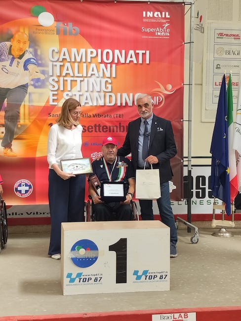 piacente premiato dal presidente santucci