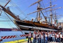 La scuola Petrone prende il largo: gli alunni in visita sull’Amerigo Vespucci visita vespucci