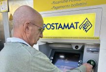 pensionato preleva da atm postamat