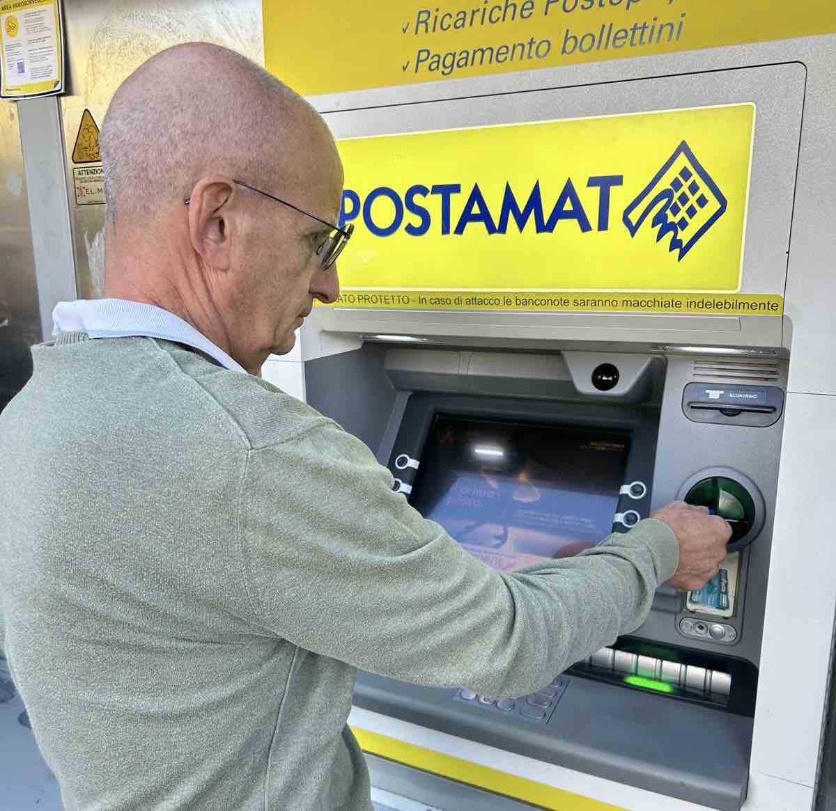 pensionato preleva da atm postamat